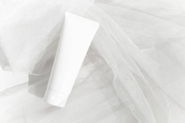 yüz köpüğü, güneş kremi, vücut losyonu, beyazlatma kremi, güzellik spa makyaj moda ve kozmetik, tüp ürün paketi mockup konteyner, kumaş tekstil