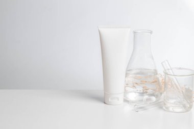 tablo beyaz arka plan üzerinde test tüpü ve mockup ürün ile bilim tıbbi kimyasal ve tedavi krem losyon aromatik güzellik kozmetik cilt bakımı kadar yakın