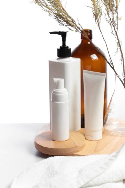 beyaz arka plan üzerinde spa güzellik kozmetik tedavi mockup koleksiyonu