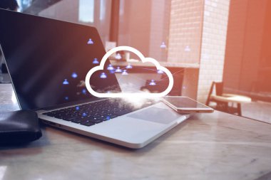 sosyal online teknoloji ağı iş bağlanmak için akıllı telefon ile sehpa masada bilgisayar dizüstü bilgisayar 