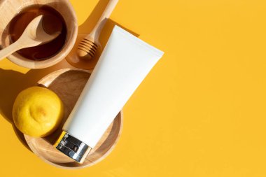 kozmetik losyon krem yüz köpük tıbbi cilt bakım ürün paketi tüp mockup, limon meyve sebze, sofra arka plan, organik gıda ve beslenme vitamin narenciye, bal tatlı