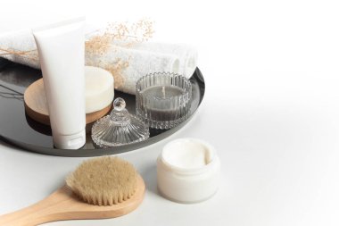 tedavi sağlıklı kavramı ile vintage tarzında fırça banyosu ve mum ile kozmetik spa krem güzellik seti