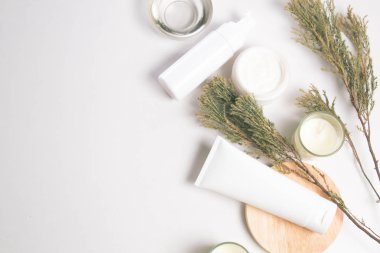 paket şişe ve bitki ağacı üst görünümü ile cam bardak ile krem kozmetik tüp tedavi güzellik yüz