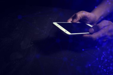 sosyal ağ için el kullanımı akıllı telefon ile karanlık oda