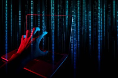 veri derin öğrenme, robotik sistem, hologram web dijital ile hacker saldırı güvenlik ağı kavramı karanlık el bilgisayar dizüstü