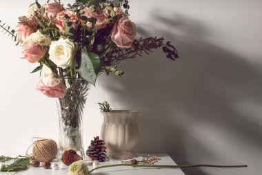 çiçek Flora eski ışık hala yaşam vazo ve dekorasyon prop ile yaprak gül