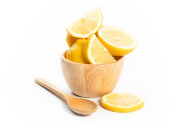 ıslak su damlası, mutfak masası izole arka plan, organik gıda ve beslenme vitamini narenciye, diyet ve sağlıklı, tropikal meyve suyu, ahşap çanak fincan ve kaşık ile taze doğal limon meyve sebze