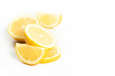 ıslak su damlası, Masa izole arka plan, organik gıda ve beslenme vitamini narenciye, diyet ve sağlıklı, tropikal meyve suyu mutfak kavramı ile taze doğal limon meyve sebze