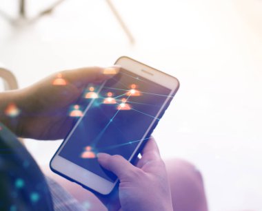 kız ve teknoloji için akıllı telefon ile insanlar sosyal ağ ui Ai menü ile cennect