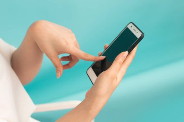 kız sosyal ağ için sandalye kullanımı Smartphone oturmak