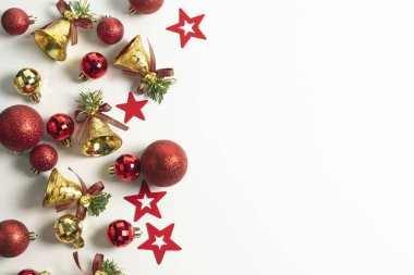 parlak top ve altın ringbell sezon tebrik Merry Christmas dekorasyon beyaz arka planda