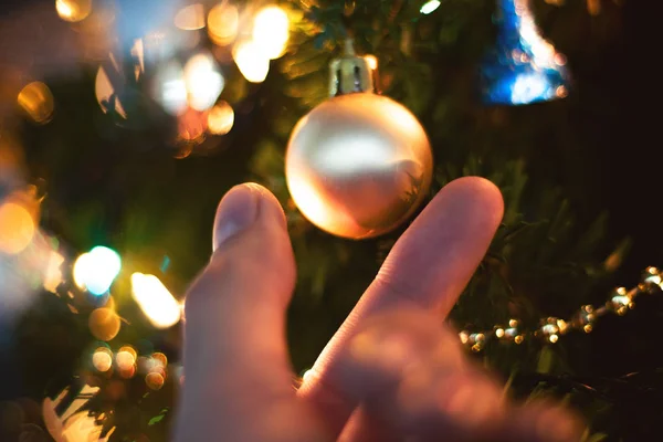 Золотий Рукою Веселий Різдвяний День Деревом Романтичною Ніччю — стокове фото