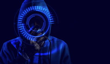 Güvenlik virüsü ağı ve AI hologram robotik kavramı koyu arka planda eldiven ile mavi Hood kıyafeti ve maske ile kırmızı göz hacker
