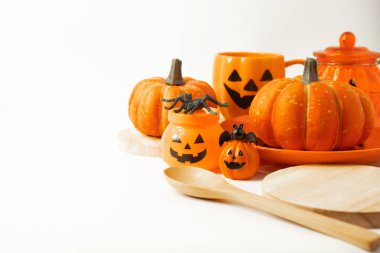 Beyaz arka planda set prop ile Cadılar Bayramı tatili