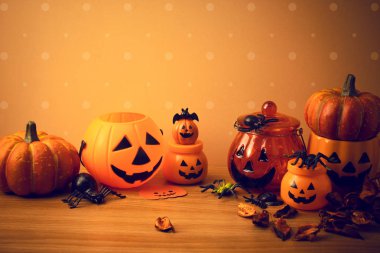 ahşap Vintage arka planda set prop ile halloween parti kabak