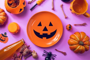 akşam yemeği ile halloween parti tatil mor pembe arka planda set pervane