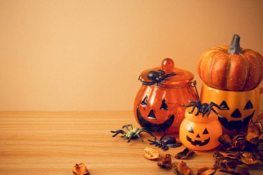 ahşap Vintage arka planda set prop ile halloween parti kabak