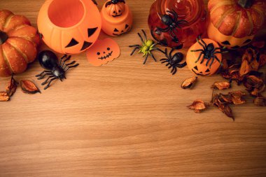 Cadılar Bayramı 'nda Cadılar Bayramı' nda korkunç komik hayalet. Oyuncak dekor dekorasyonu ve sonbahar festivali ve balkabağı konseptiyle kutlama partisini kutluyor.