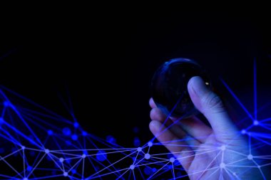 Dijital internet soyut ağ teknolojisi arka plan ile el ve mavi küresel cam