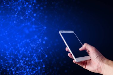 dijital veri kılavuz mavi renk bağlantısı ile el işadamı mobil Smartphone küresel sosyal ağ hologram