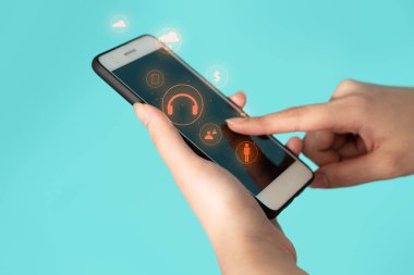 Siber İnternet bağlanmak için sosyal medya ağ simgesi ile el genç kız Dokunmatik Smartphone