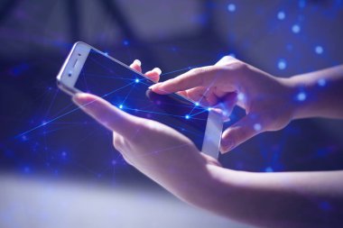 iş sosyal ağ kavramı için teknoloji Smartphone dokunmatik ekran ile kız el