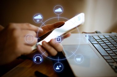 iş ağı bağlantı kavramı için kahve dükkanında bilgisayar laptop ile adam Dokunmatik Smartphone