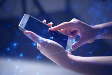 iş sosyal ağ kavramı için teknoloji Smartphone dokunmatik ekran ile kız el