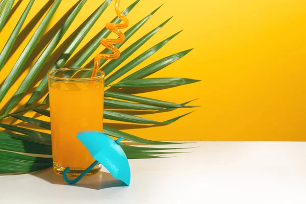 Hete Zomerseizoen Vakantie Vakantie Vers Drankje Fruit Jus Orange Palm — Stockfoto