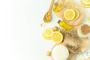 güzellik cilt bakımı tedavi sağlıklı bir kavram kozmetik spa sabun yağı mockup ile limonata, yüz için beslenme limon üst görünümü