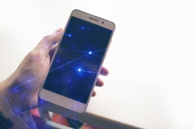sosyal ağ teknolojisi ile beyaz masa üzerinde akıllı telefon ile adam el