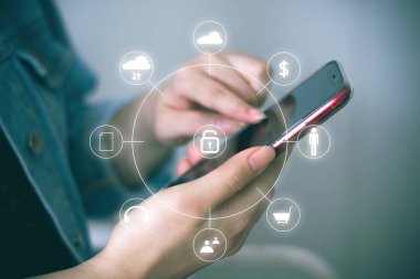 iş ağı için kahve dükkanında yaşam tarzı kız ve akıllı telefon kavramı bağlamak