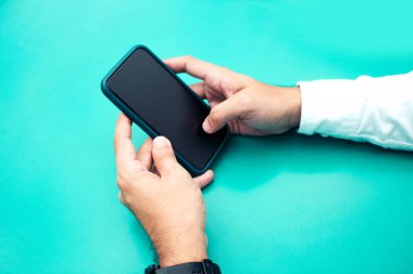 adam yeşil tabloda ağ sosyal kavram smartphone oynamak