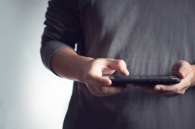 internet iş için online insanlara bağlanmak için sosyal medya akıllı telefon ile adam