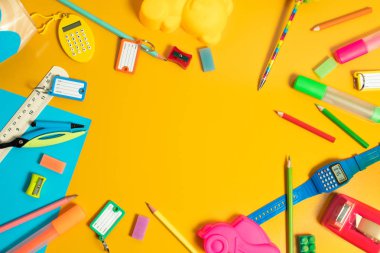 sınıfta eğitim için nesne, eğitim ile öğrenci öğrenme, çocuklar eğlenceli ve oyuncak oynamak, üst görünüm arka plan, çocuk ve bilgi, yaratıcı ve fikir, okula kırtasiye geri