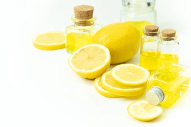 limon suyu ile organik petrol çıkarmak vitamini şişe Güzellik Cilt Bakımı tedavi sağlıklı kavram, yüz için beslenme limon ekstresinin üstten görünüm