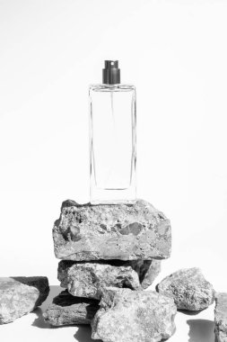 beyaz arka plan üzerinde taş kaya beton grunge ile parfüm şişesi cam lüks ambalaj, kozmetik güzellik konteyner aroma kokusu