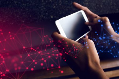 adam sosyal ağ ve internet ile akıllı telefon oynamak