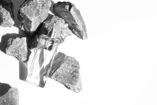 Parfum Fles Glas Luxe Verpakking Met Steen Rock Concrete Grunge — Stockfoto