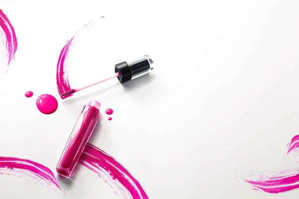 Batom Brilho Rosa Com Cosmético Cor Escova Fundo Branco — Fotografia de Stock