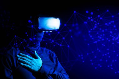 vitual gerçeklik cihazı ile programcı hacker adam web online grafik hologram ile ağa bağlanmak