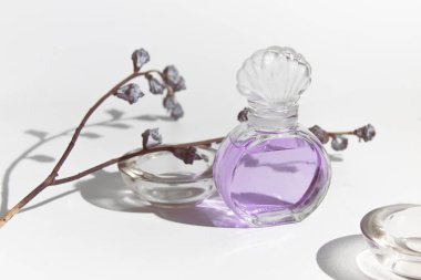 mor lanevder koku parfüm kozmetik güzellik cam mockup şişe beyaz arka plan üzerinde kurutulmuş çiçek florası ile