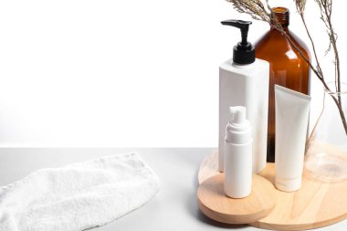 beyaz arka plan üzerinde havlu ile ot ve cam ile spa tedavi güzellik kozmetik seti