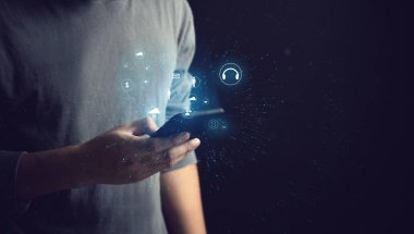 menü simgesi ile internet iş için online insanlara bağlanmak için kullanan adam ile sosyal medya akıllı telefon