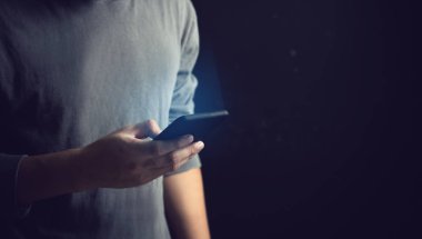 internet iş için online insanlara bağlanmak için kullanan adam ile sosyal medya akıllı telefon