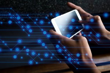 adam sosyal ağ ve internet ile akıllı telefon oynamak