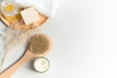 güzellik kozmetik sağlıklı kavramı ahşap çanak ile kurutulmuş havlu ve çiçek ile fırça ve yağ sabunu ile spa seti