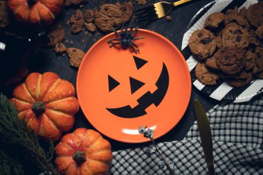 ahşap masa arka plan ile kabak çanak Cadılar Bayramı ile ürkütücü çerezler tatlı