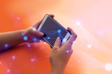 kız ve teknoloji için akıllı telefon ile insanlar sosyal ağ ui Ai menü ile cennect