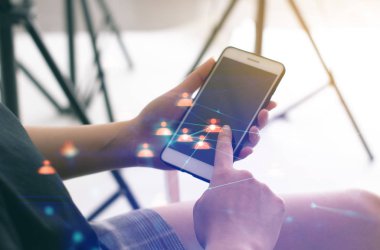 kız ve teknoloji için akıllı telefon ile insanlar sosyal ağ ui Ai menü ile cennect